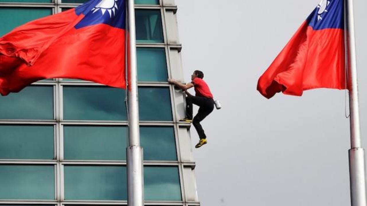 2004’te iple tırmandığı 101 metrelik binaya bu kere hiçbir tedbir almadan çıktı