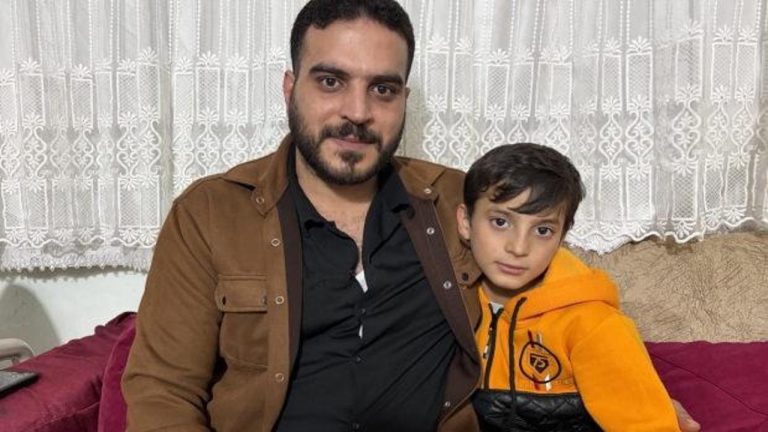 Ambulans için trafiği durdurdu! Küçük Ahmet’ten insanlık dersi