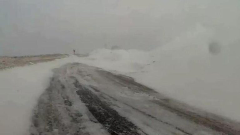 Bayburt- Erzurum kara yoluna çığ düştü