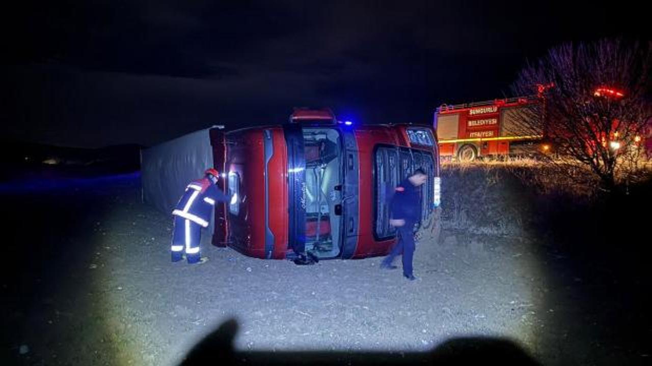 Çorum’da köpeğe çarpmamak için hareket yapan tır devrildi, şoförü yaralandı