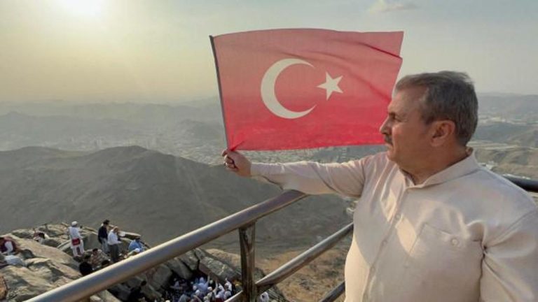 Destici, bayrak yakan bölücülere Parıltı Dağı’ndan Türk bayrağı sallayarak karşılık verdi