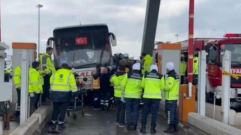 İstanbul’da yolcu otobüsünün çarptığı araba gişede sıkıştı: 2 meyyit