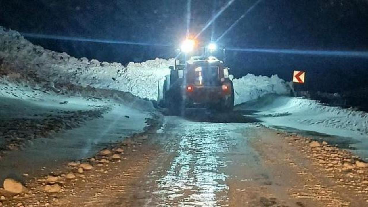Karayoluna çığ düştü! Ulaşıma kapandı