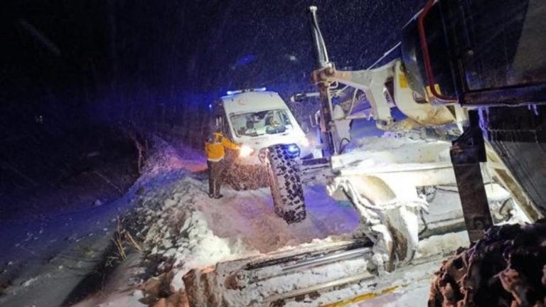 Sıhhat grupları greyder eşliğinde 1 yaşındaki Mina’ya ulaştı