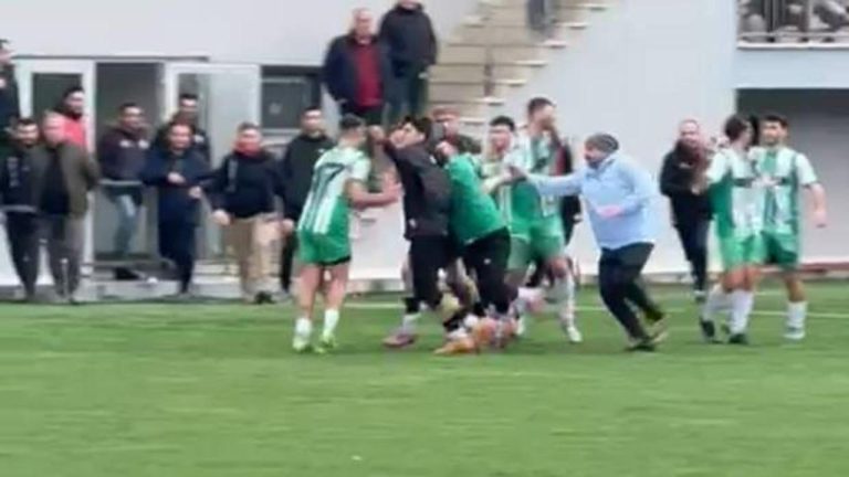 Yeşil saha boks ringine döndü! Futbolculardan yumruk yumruğa hengame