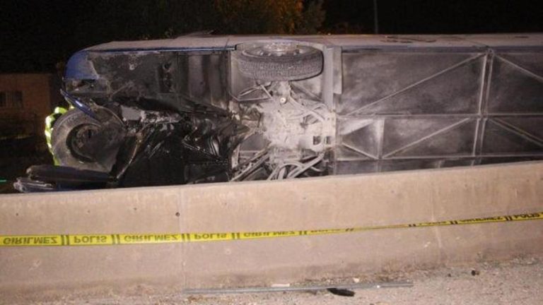 Yolcu otobüsü devrildi: Çok sayıda yaralı var