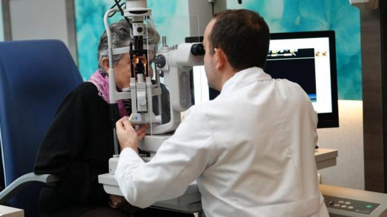 75 yaşındaki bayan 6 yıl sonra yine görmeye başladı