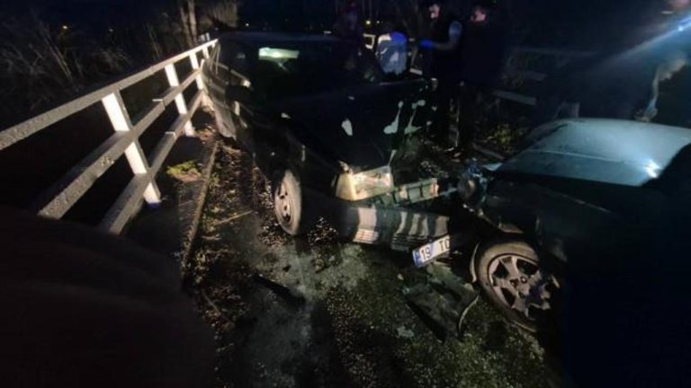 Bursa’da iki araba baş başa çarpıştı: 3 yaralı