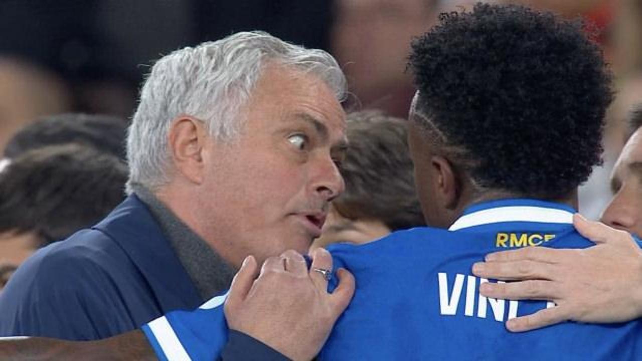 Dev maça ırkçı tezahürat engeli! Sahayı terk etti