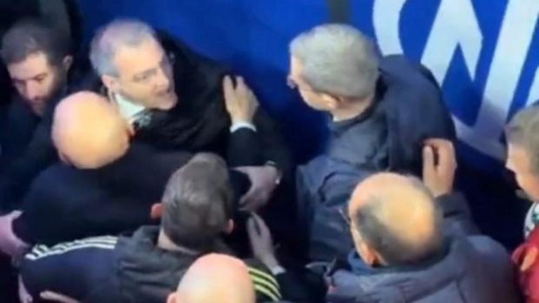 Eski Fenerbahçeli Comolli denetimi kaybedip hakemin üstüne yürüdü