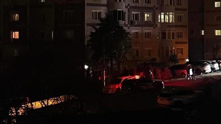 İzmir’de dehşet: İşe gitmek için konuttan çıkan gence silahlı hücum