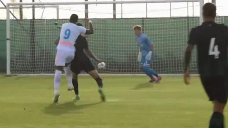 ‘Jhon Duran futbolu başta bitirmiş’: Birinci maçında rakip stoperle güreşti