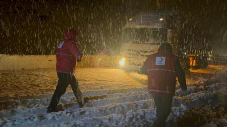 Karda mahsur kalan 40 araçtaki 80 kişi kurtarıldı