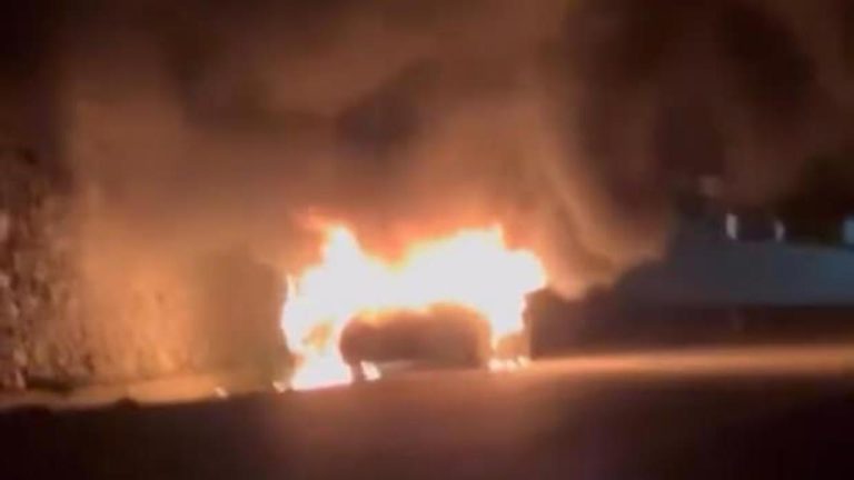 Seyir halindeki araç alev aldı