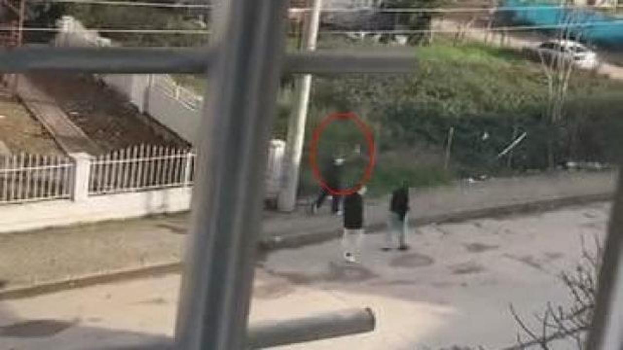 Sokak ortasında havaya ateş eden çocuk kamerada