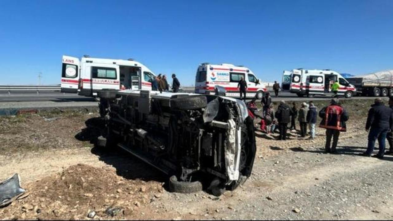Afyonkarahisar’da tır ile minibüs çarpıştı: 11 yaralı