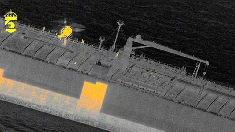 Avrupa ülkesinden Putin’i çıldırtacak operasyon: Rus tankerine asker çıkardılar!