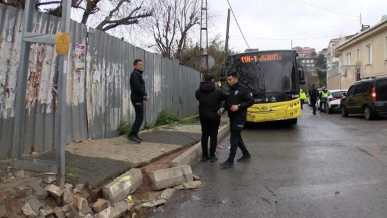 Beykoz’da İETT otobüsü aydınlatma direğine çarptı: 4 yaralı!