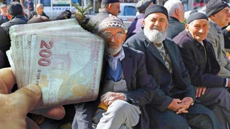 Emeklilerin ikramiye ve aylık ödemeleri hesaplara yatırılmaya başlandı