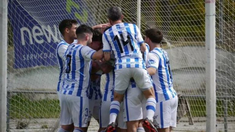 Fenerbahçe’nin eski golcüsü 45 yaşında atmaya devam ediyor