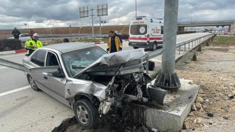 Karaman’da mucize kurtuluş: Araba bariyere ok üzere saplandı! İmajlar fecî…