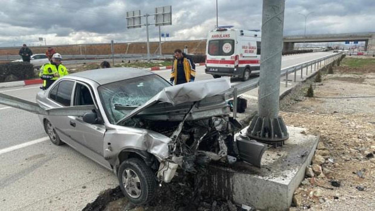 Karaman’da mucize kurtuluş: Araba bariyere ok üzere saplandı! İmajlar fecî…