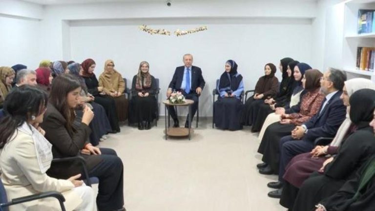 Lider Erdoğan üniversite öğrencileri ile bir ortaya geldi