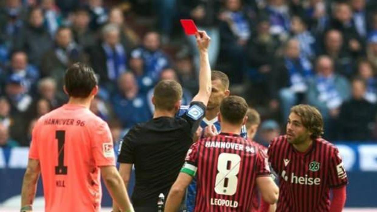 Muhteşem Lig’in eski yıldızları 2-2 biten maça damga vurdu! Gol, kırmızı kart, penaltı…