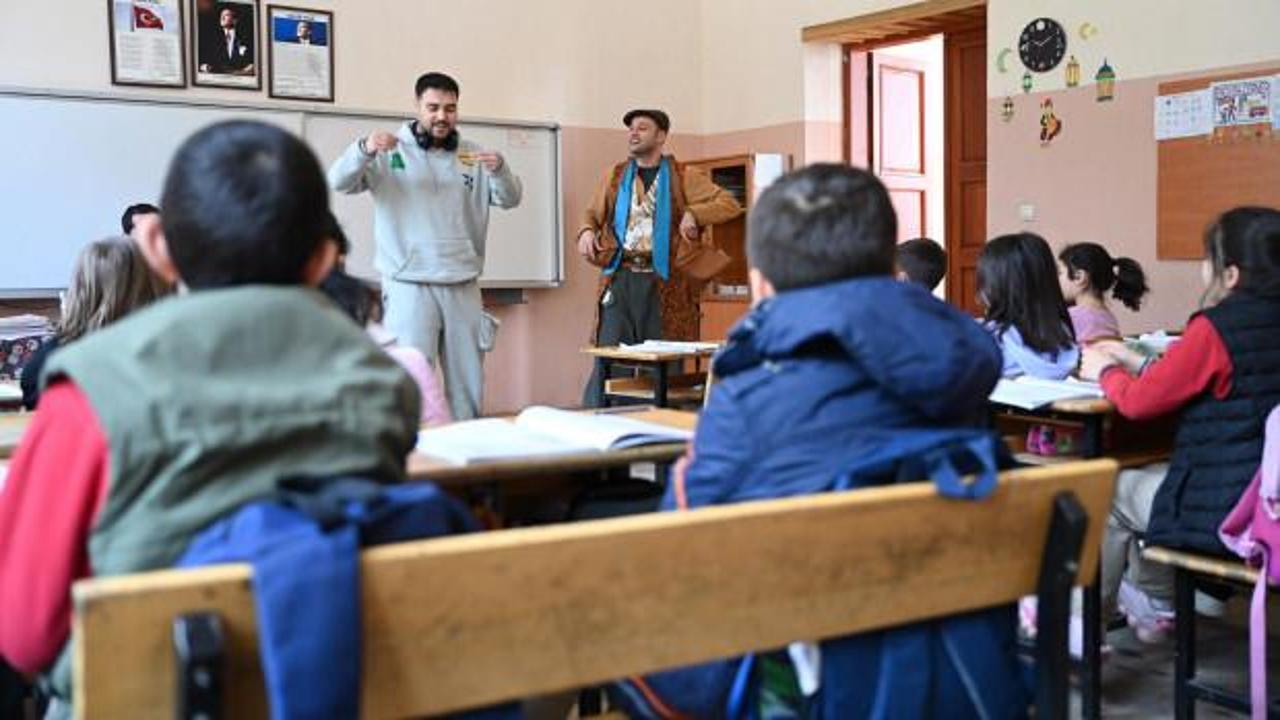 Okulda “çat kapı” tiyatro: Öğrencilere tasarruf ve ulusal teknoloji atılımı anlatılıyor