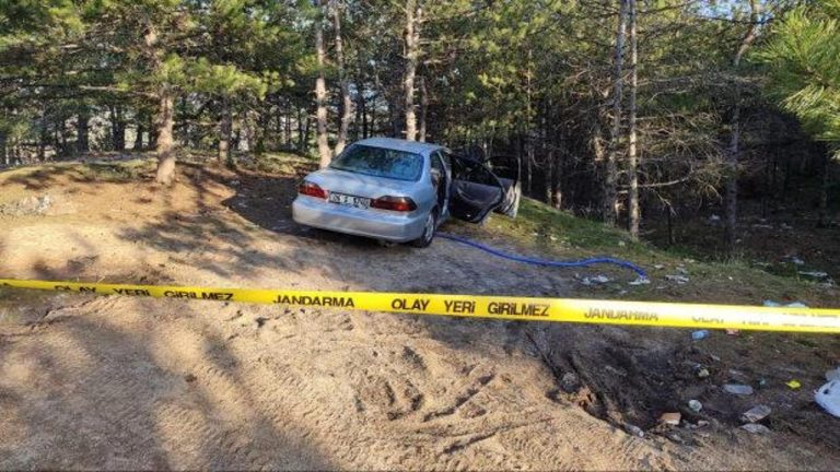 Park halindeki arabada meyyit bulundu