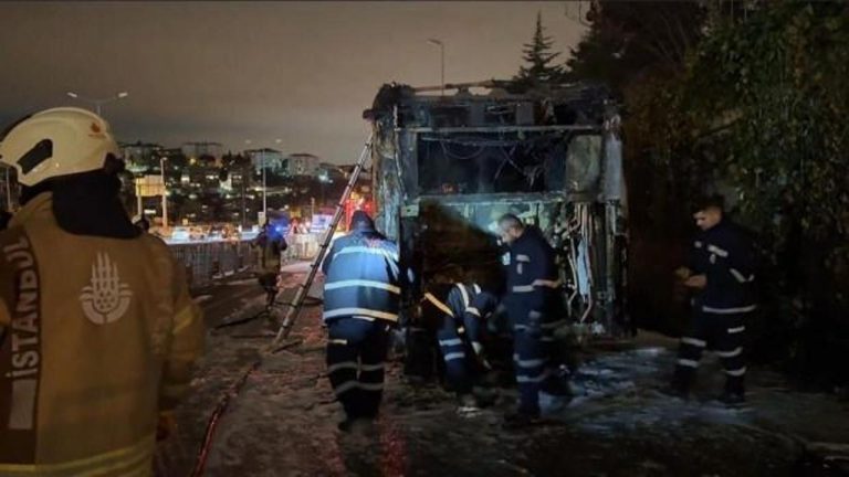 Seyir halindeki metrobüs, köprü girişin alev alev yandı!
