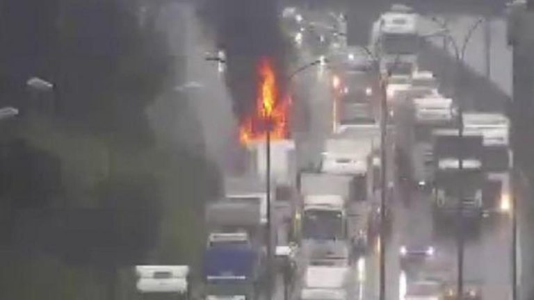 Tuzla TEM Otoyolu’nda TIR kupası alev alev yandı