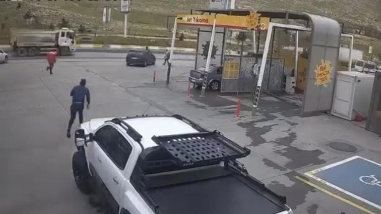 Faciaya ramak kala durdurdular: El freni boşta unutulan araç, anayola giriyordu