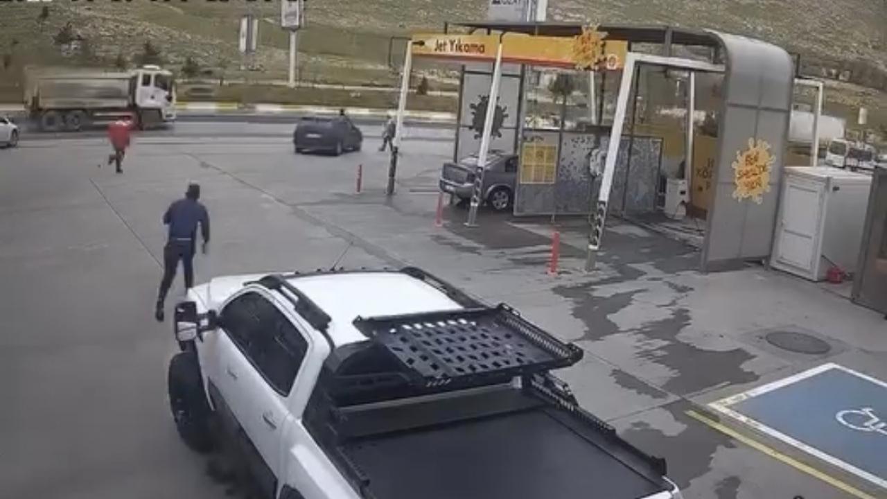 Faciaya ramak kala durdurdular: El freni boşta unutulan araç, anayola giriyordu