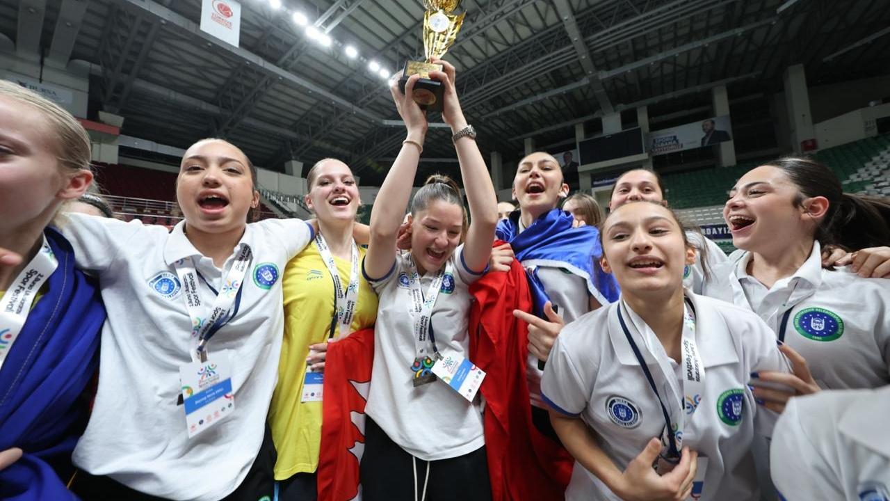 Bursa’da kardeşlik rüzgarı esti! U16 kızlar basketbol turnuvasında şampiyon muhakkak oldu