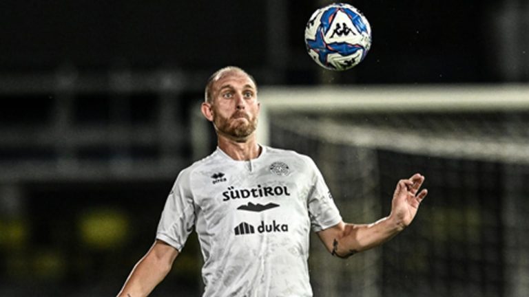 Ceza almıştı! İhanet ettiği eski grubuna karşı oynamamak için 40 yaşında futbolu bıraktı