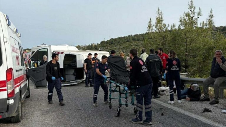 Kuşadası’nda araba ile minibüs çarpıştı: 12 yaralı