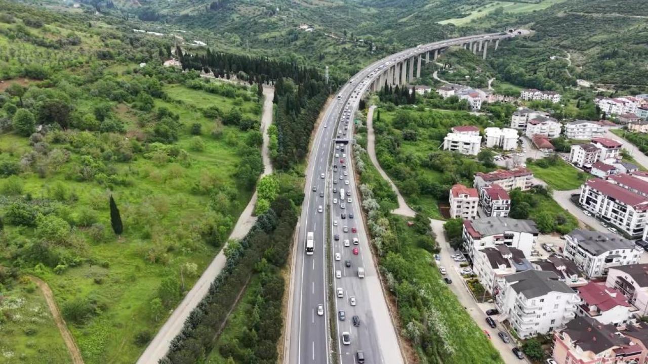 Tatilin ikinci gününde TEM’de trafik ağır akıcı ilerliyor