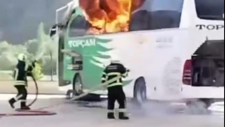 Terminalde kaygı dolu anlar: Yolcu otobüsü alev alev yandı!